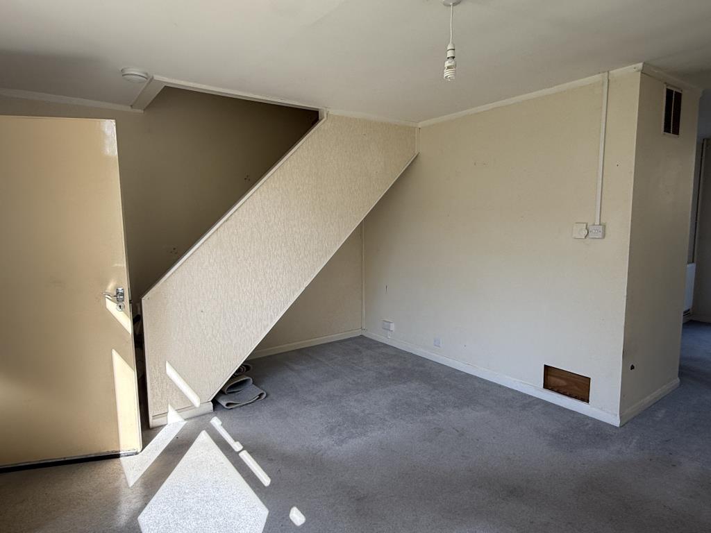 Lot: 52 - HOUSE IN NEED OF IMPROVEMENT - Living Room of House in Need of Improvement